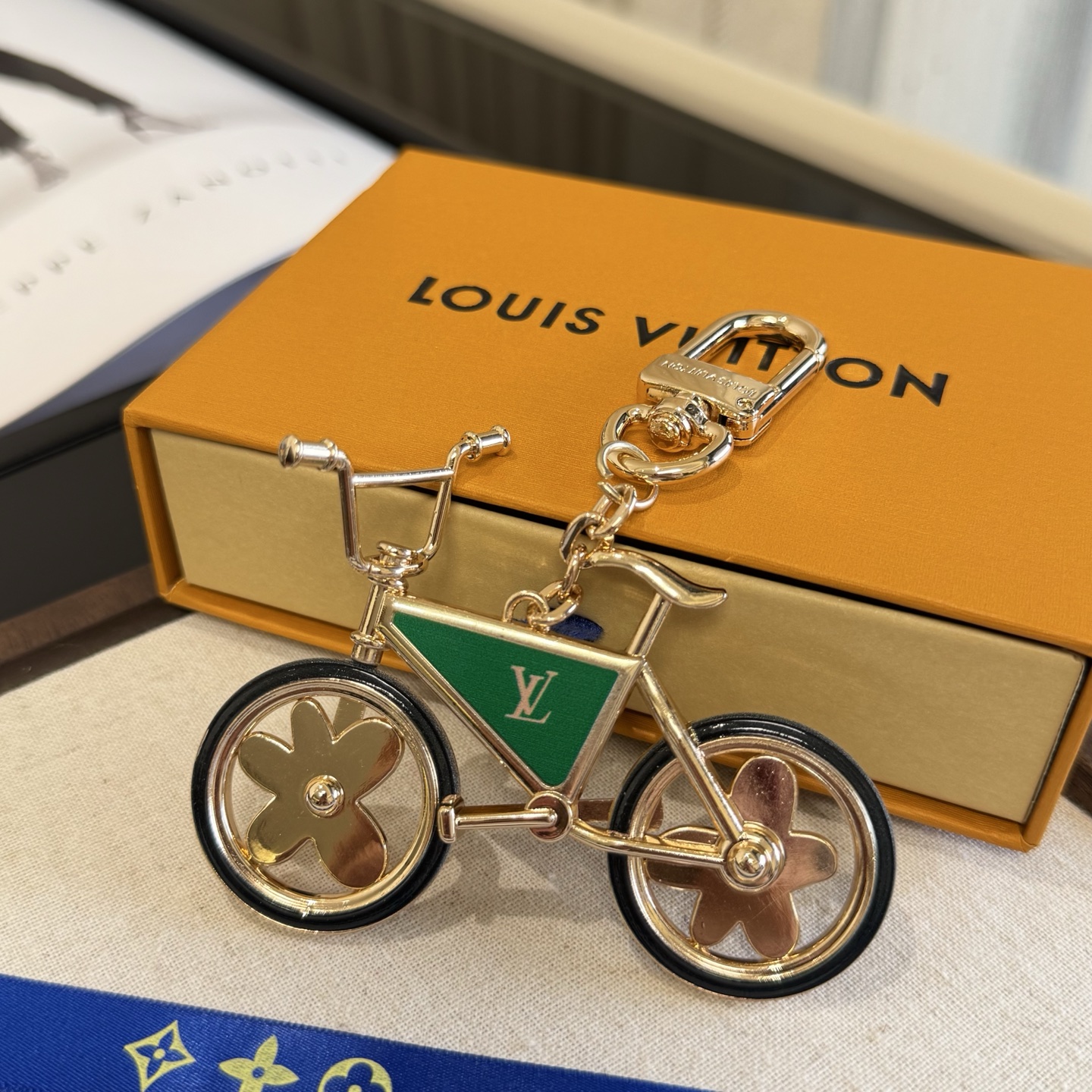 LV钥匙扣迷你自行车造型挂件 钥匙挂饰，精致金属打造单车轮廓，车轮点缀经典四叶花标识，车架搭配多款标志性印花配色，自带品