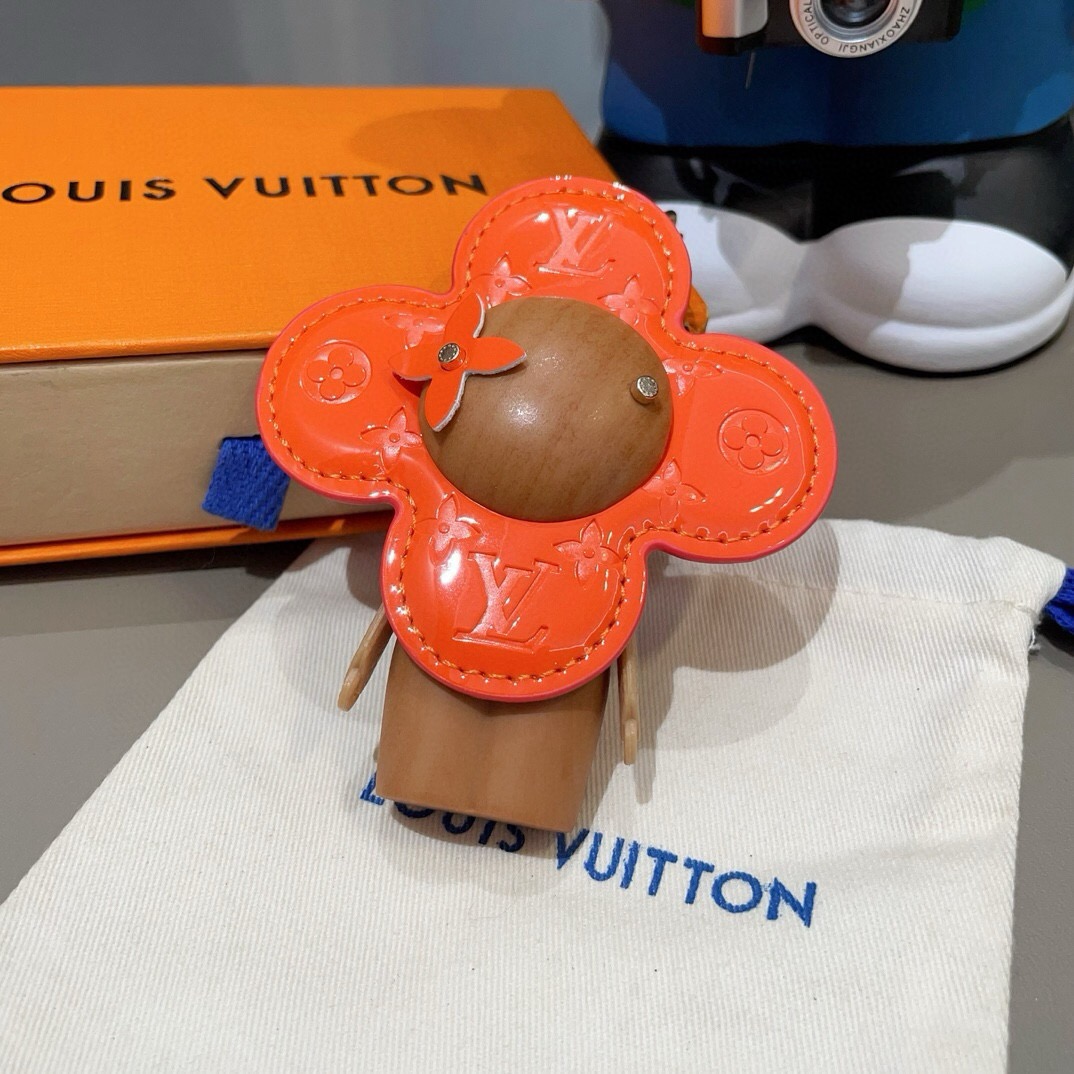 🔥LOUIS VUITTON新款包饰与钥匙扣。LV薇薇安太阳花包包挂件 手机壳挂件 可满足各种时尚品味的实用配饰。凸显时