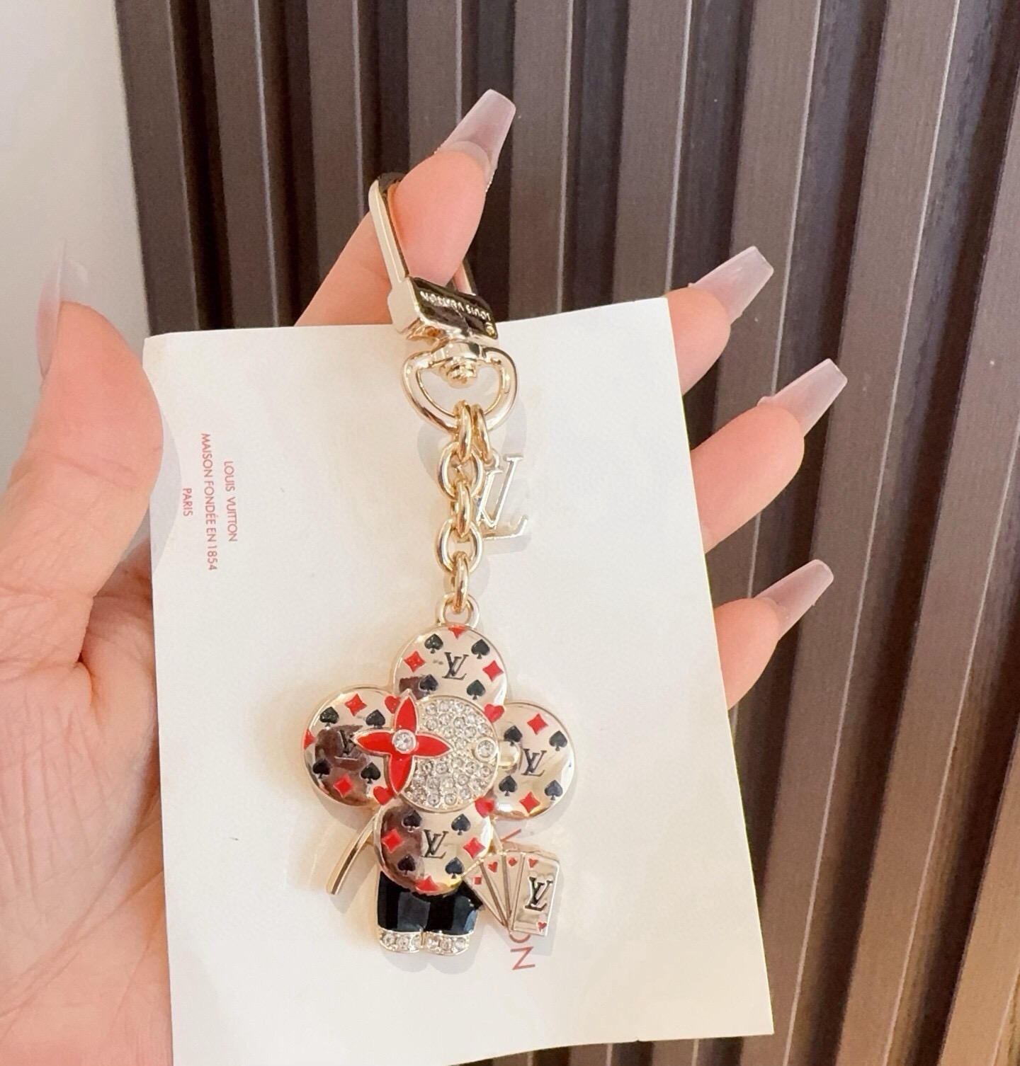 LV钥匙扣 薇薇安新款钥匙扣 包包挂件包饰 SPring Street Chain 包饰将 Monogram 花卉和 L LV钥匙扣 薇薇安新款钥匙扣 包包挂件包饰 SPring Street Chain 包饰将 Monogram 花卉和 L