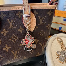 LV钥匙扣 薇薇安新款钥匙扣 包包挂件包饰 SPring Street Chain 包饰将 Monogram 花卉和 L LV钥匙扣 薇薇安新款钥匙扣 包包挂件包饰 SPring Street Chain 包饰将 Monogram 花卉和 L