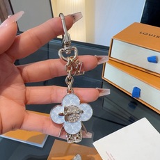LV钥匙扣 薇薇安新款钥匙扣 包包挂件包饰 SPring Street Chain 包饰将 Monogram 花卉和 L LV钥匙扣 薇薇安新款钥匙扣 包包挂件包饰 SPring Street Chain 包饰将 Monogram 花卉和 L