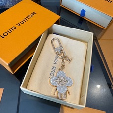 LV钥匙扣 薇薇安新款钥匙扣 包包挂件包饰 SPring Street Chain 包饰将 Monogram 花卉和 L LV钥匙扣 薇薇安新款钥匙扣 包包挂件包饰 SPring Street Chain 包饰将 Monogram 花卉和 L