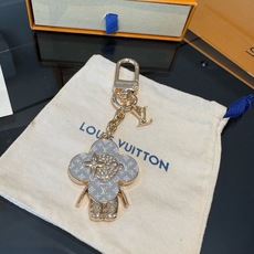 LV钥匙扣 薇薇安新款钥匙扣 包包挂件包饰 SPring Street Chain 包饰将 Monogram 花卉和 L LV钥匙扣 薇薇安新款钥匙扣 包包挂件包饰 SPring Street Chain 包饰将 Monogram 花卉和 L
