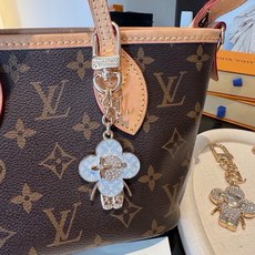 LV钥匙扣 薇薇安新款钥匙扣 包包挂件包饰 SPring Street Chain 包饰将 Monogram 花卉和 L LV钥匙扣 薇薇安新款钥匙扣 包包挂件包饰 SPring Street Chain 包饰将 Monogram 花卉和 L