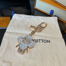 LV钥匙扣 薇薇安新款钥匙扣 包包挂件包饰 SPring Street Chain 包饰将 Monogram 花卉和 L LV钥匙扣 薇薇安新款钥匙扣 包包挂件包饰 SPring Street Chain 包饰将 Monogram 花卉和 L