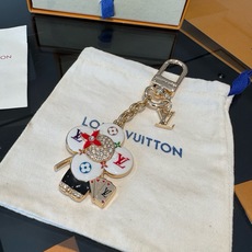 LV钥匙扣 薇薇安新款钥匙扣 包包挂件包饰 SPring Street Chain 包饰将 Monogram 花卉和 L LV钥匙扣 薇薇安新款钥匙扣 包包挂件包饰 SPring Street Chain 包饰将 Monogram 花卉和 L