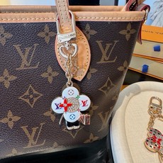 LV钥匙扣 薇薇安新款钥匙扣 包包挂件包饰 SPring Street Chain 包饰将 Monogram 花卉和 L LV钥匙扣 薇薇安新款钥匙扣 包包挂件包饰 SPring Street Chain 包饰将 Monogram 花卉和 L
