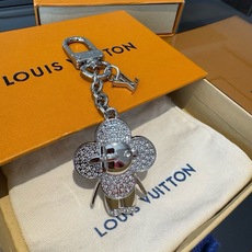 LV钥匙扣 薇薇安新款钥匙扣 包包挂件包饰 SPring Street Chain 包饰将 Monogram 花卉和 L LV钥匙扣 薇薇安新款钥匙扣 包包挂件包饰 SPring Street Chain 包饰将 Monogram 花卉和 L