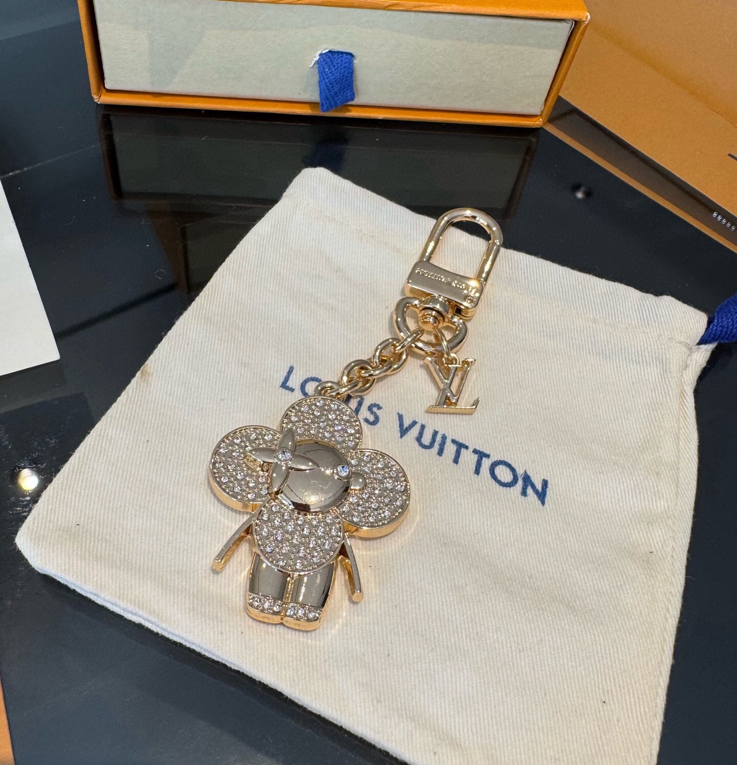 LV钥匙扣 薇薇安新款钥匙扣 包包挂件包饰 SPring Street Chain 包饰将 Monogram 花卉和 L LV钥匙扣 薇薇安新款钥匙扣 包包挂件包饰 SPring Street Chain 包饰将 Monogram 花卉和 L