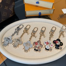 LV钥匙扣 薇薇安新款钥匙扣 包包挂件包饰 SPring Street Chain 包饰将 Monogram 花卉和 L LV钥匙扣 薇薇安新款钥匙扣 包包挂件包饰 SPring Street Chain 包饰将 Monogram 花卉和 L