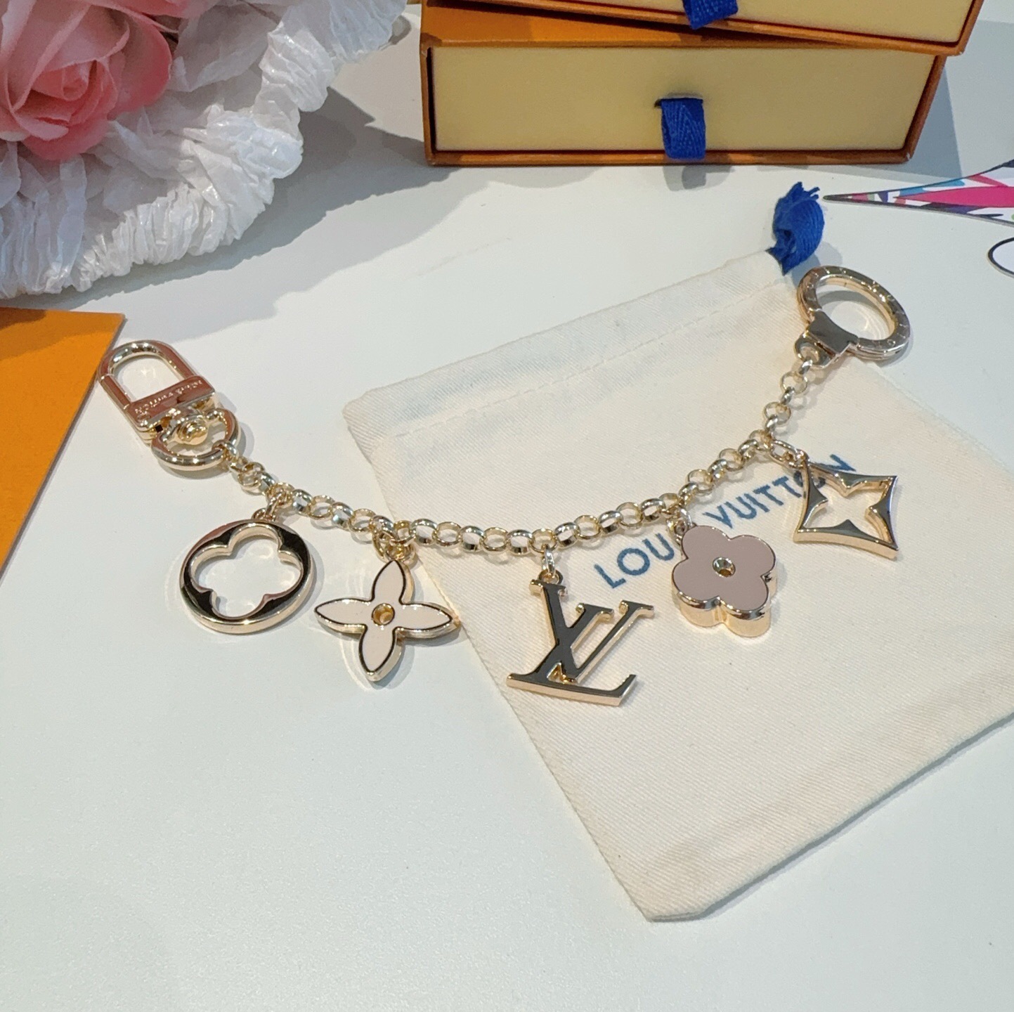 🔥 lv钥匙扣 包包挂链 挂饰 Fleur de Monogram 包饰链条聚焦经典 Monogram 元素，可为路易威
