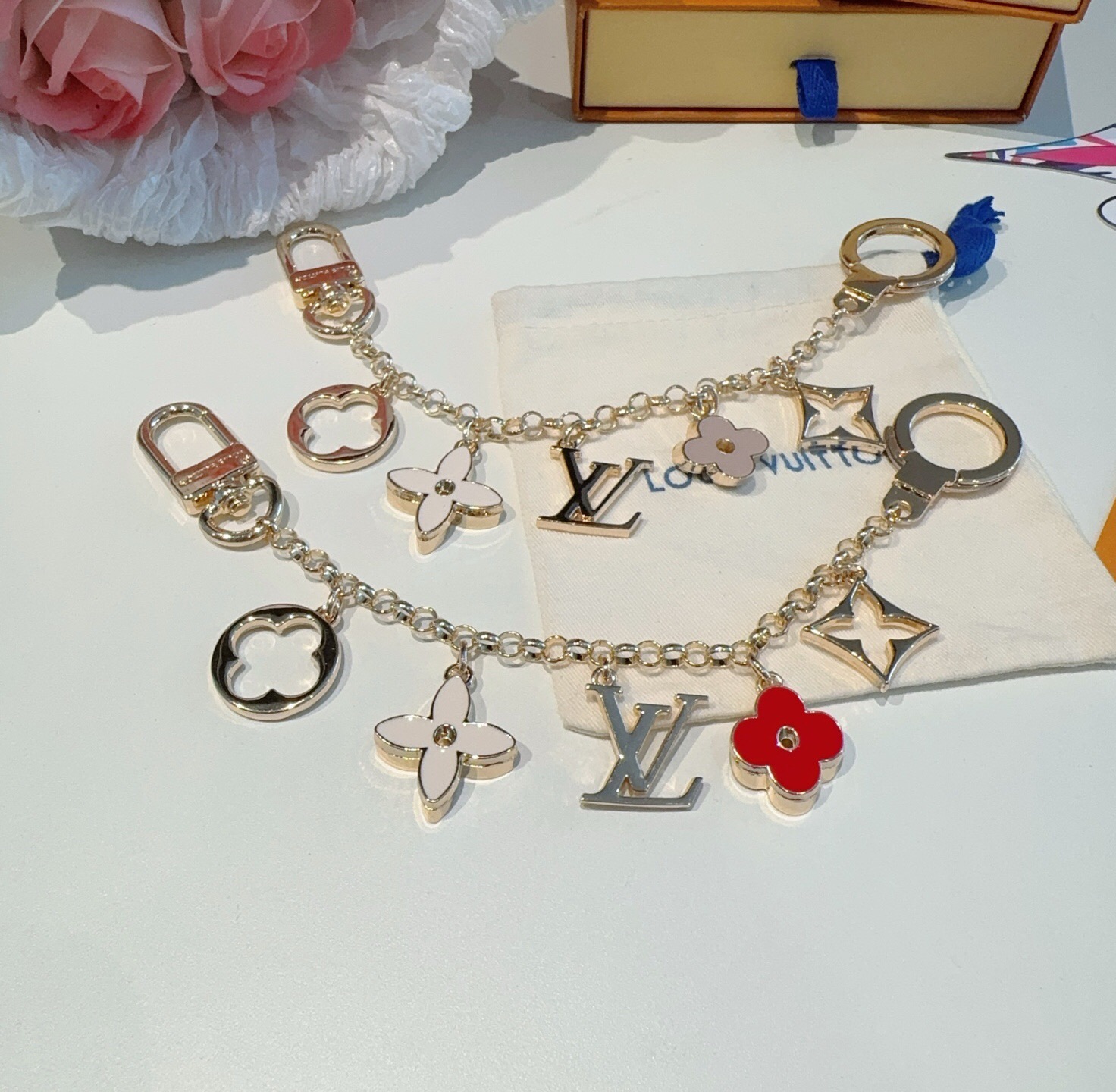 🔥 lv钥匙扣 包包挂链 挂饰 Fleur de Monogram 包饰链条聚焦经典 Monogram 元素，可为路易威