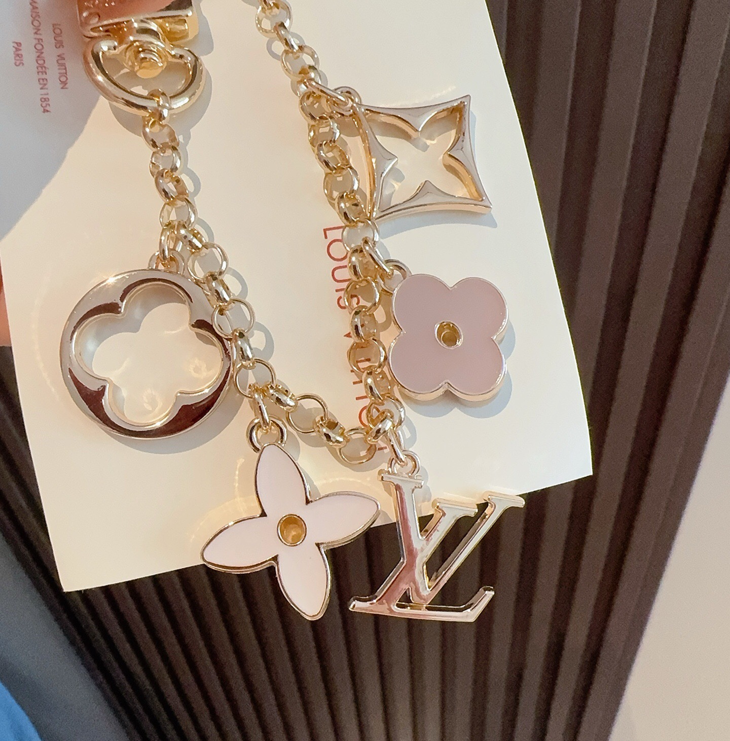 🔥 lv钥匙扣 包包挂链 挂饰 Fleur de Monogram 包饰链条聚焦经典 Monogram 元素，可为路易威