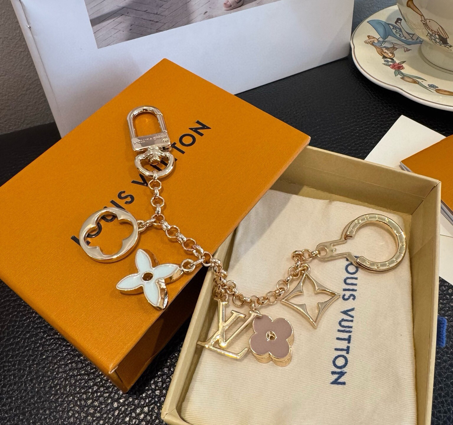 🔥 lv钥匙扣 包包挂链 挂饰 Fleur de Monogram 包饰链条聚焦经典 Monogram 元素，可为路易威