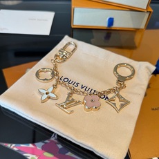 🔥 lv钥匙扣 包包挂链 挂饰 Fleur de Monogram 包饰链条聚焦经典 Monogram 元素,可为路易威 🔥 lv钥匙扣 包包挂链 挂饰 Fleur de Monogram 包饰链条聚焦经典 Monogram 元素,可为路易威