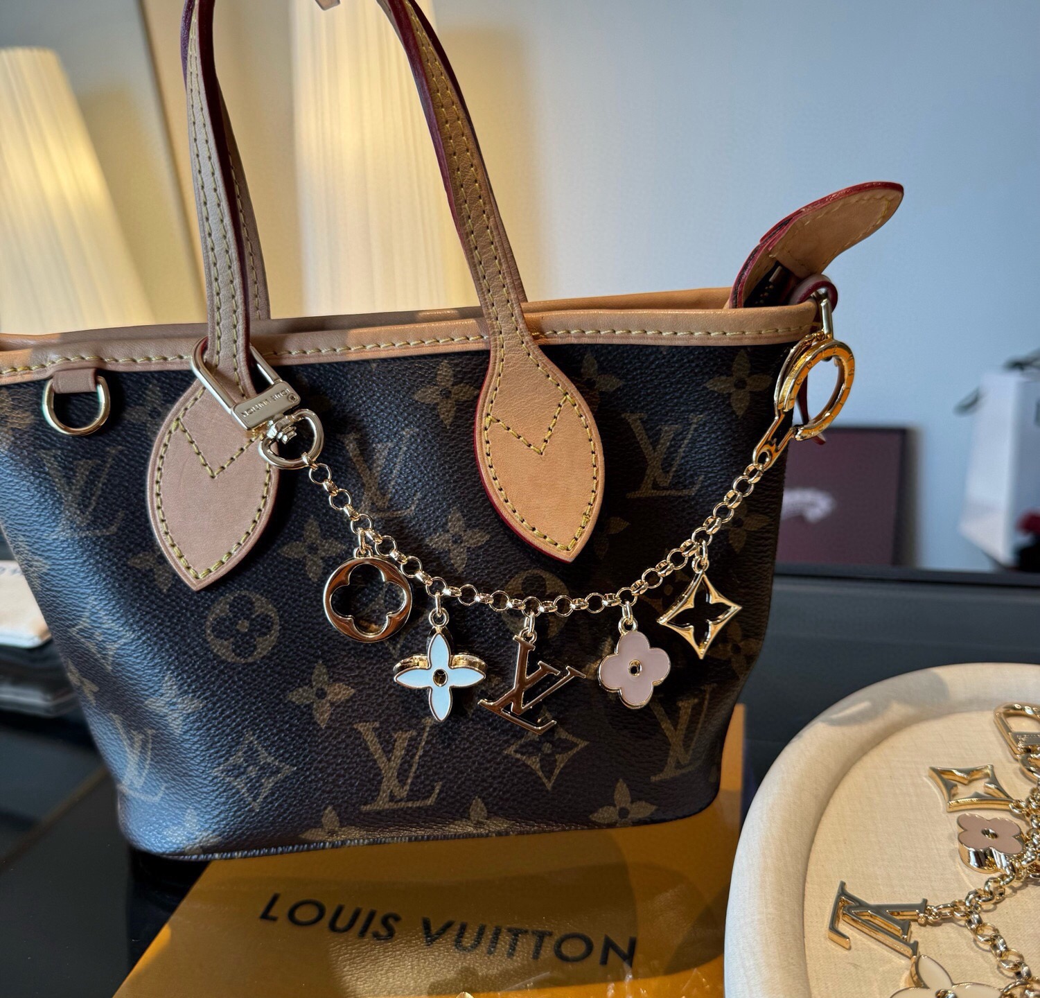 🔥 lv钥匙扣 包包挂链 挂饰 Fleur de Monogram 包饰链条聚焦经典 Monogram 元素，可为路易威