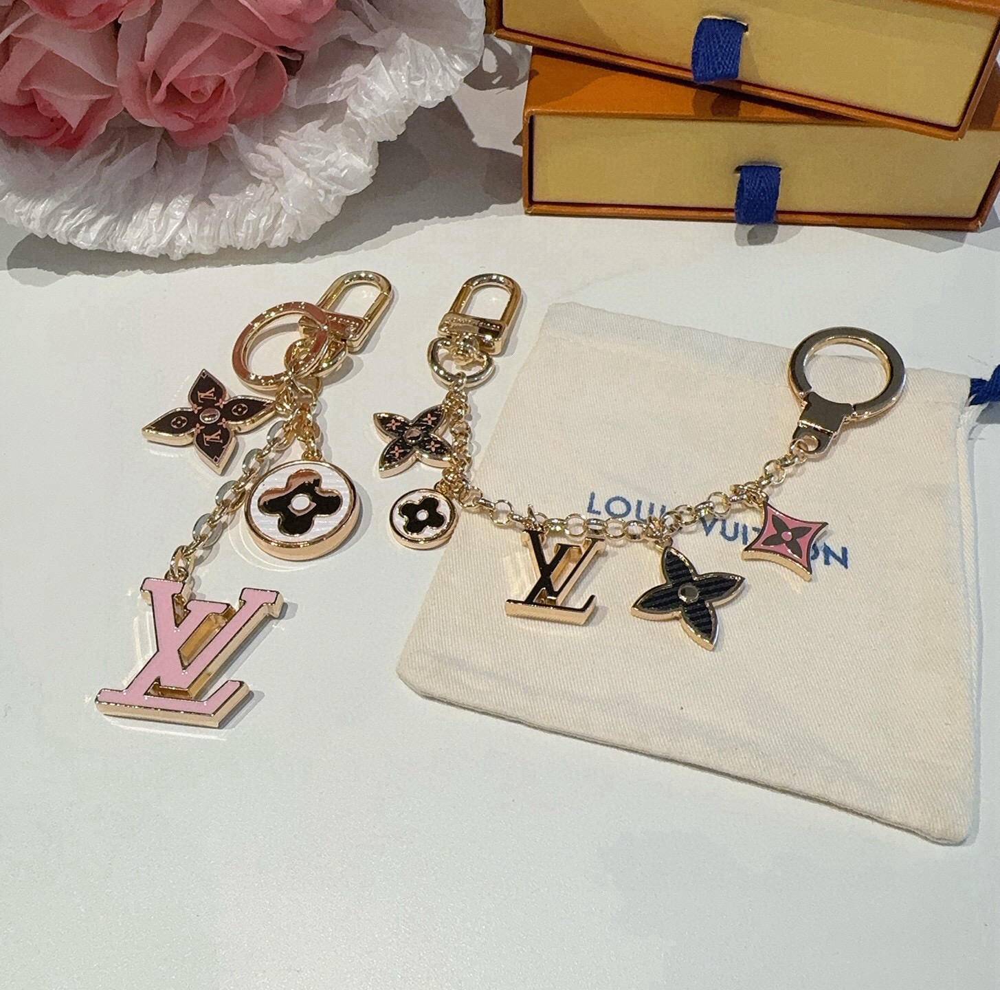 🔥 lv钥匙扣 包包挂链 挂饰 Fleur de Monogram 包饰链条聚焦经典 Monogram 元素，可为路易威