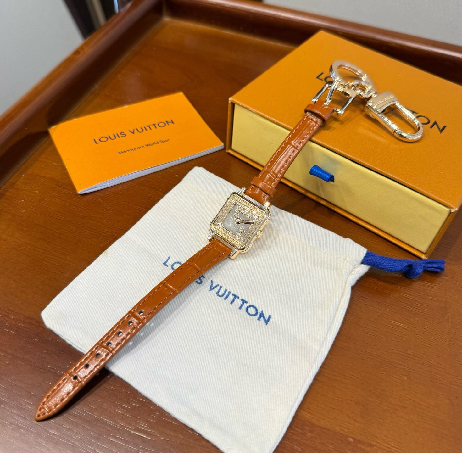 新款 LOUIS VUITTON新款 LV WATCH 手表⌚钥匙扣 包饰与钥匙扣 包挂钥匙扣包包挂饰 ☀ 本款 LV 新款 LOUIS VUITTON新款 LV WATCH 手表⌚钥匙扣 包饰与钥匙扣 包挂钥匙扣包包挂饰 ☀ 本款 LV