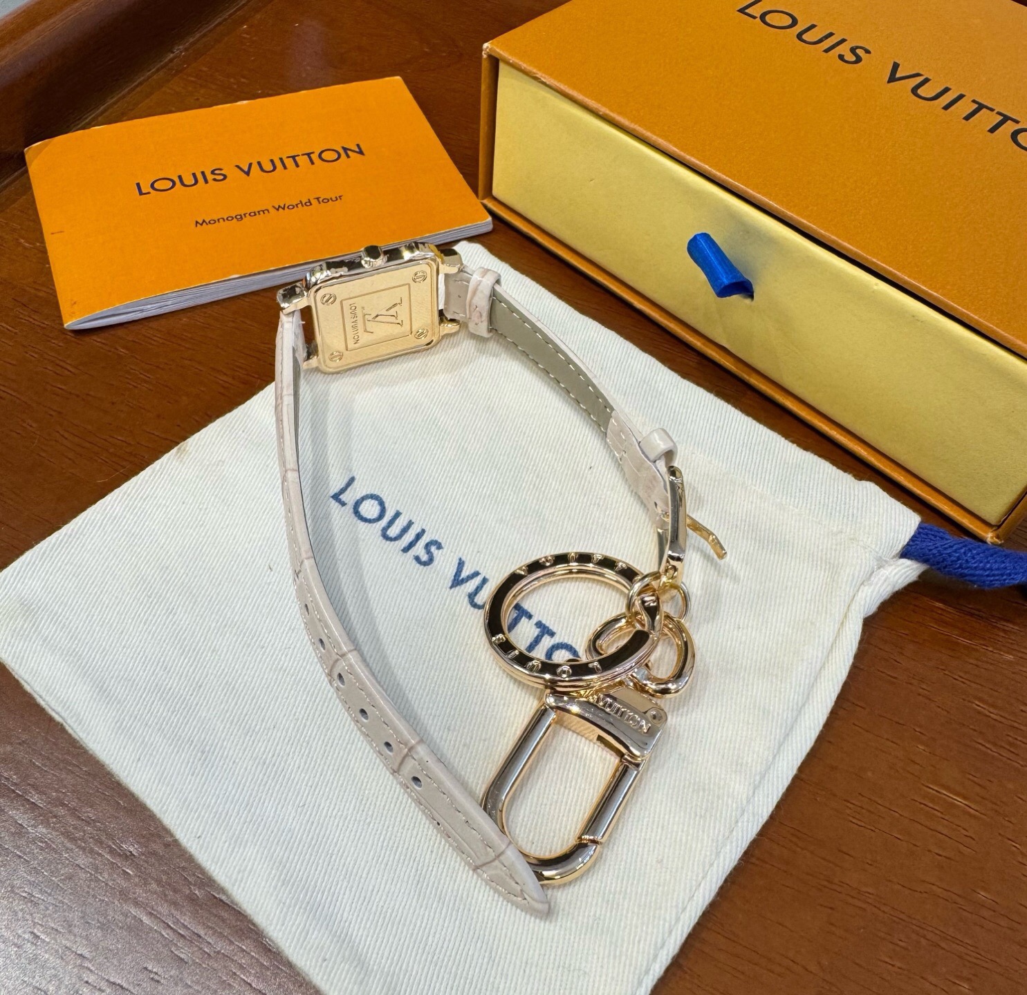 新款 LOUIS VUITTON新款 LV WATCH 手表⌚钥匙扣 包饰与钥匙扣 包挂钥匙扣包包挂饰 ☀ 本款 LV 新款 LOUIS VUITTON新款 LV WATCH 手表⌚钥匙扣 包饰与钥匙扣 包挂钥匙扣包包挂饰 ☀ 本款 LV
