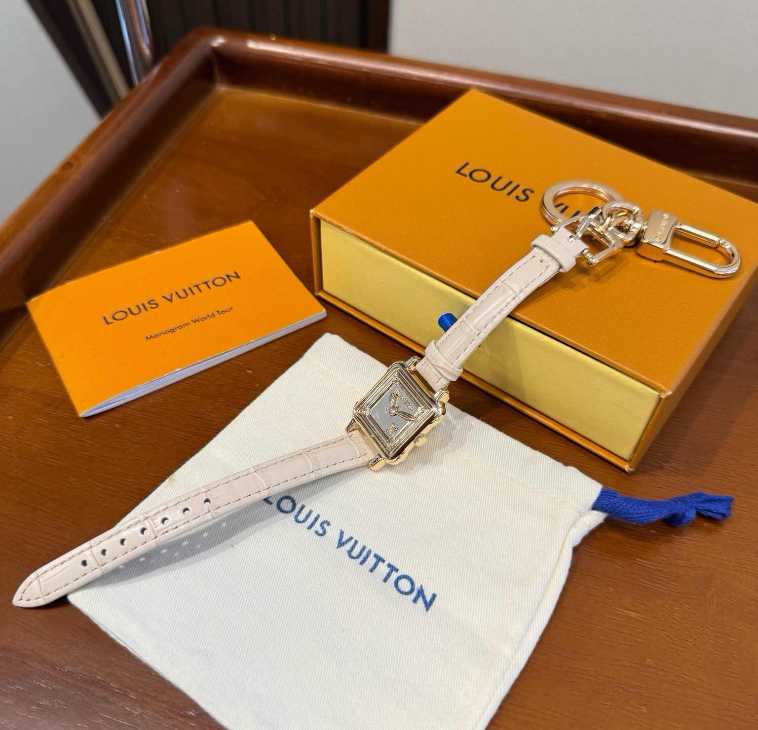 新款 LOUIS VUITTON新款 LV WATCH 手表⌚钥匙扣 包饰与钥匙扣 包挂钥匙扣包包挂饰 ☀ 本款 LV 新款 LOUIS VUITTON新款 LV WATCH 手表⌚钥匙扣 包饰与钥匙扣 包挂钥匙扣包包挂饰 ☀ 本款 LV