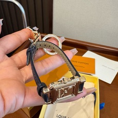 新款 LOUIS VUITTON新款 LV WATCH 手表⌚钥匙扣 包饰与钥匙扣 包挂钥匙扣包包挂饰 ☀ 本款 LV 新款 LOUIS VUITTON新款 LV WATCH 手表⌚钥匙扣 包饰与钥匙扣 包挂钥匙扣包包挂饰 ☀ 本款 LV