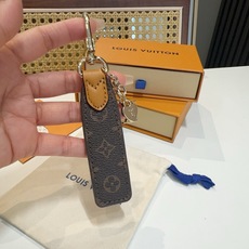 🔥LOUIS VUITTON官网M LV 包饰与钥匙扣挂件 LV Cherished Tab 钥匙扣结合 Monogr 🔥LOUIS VUITTON官网M LV 包饰与钥匙扣挂件 LV Cherished Tab 钥匙扣结合 Monogr