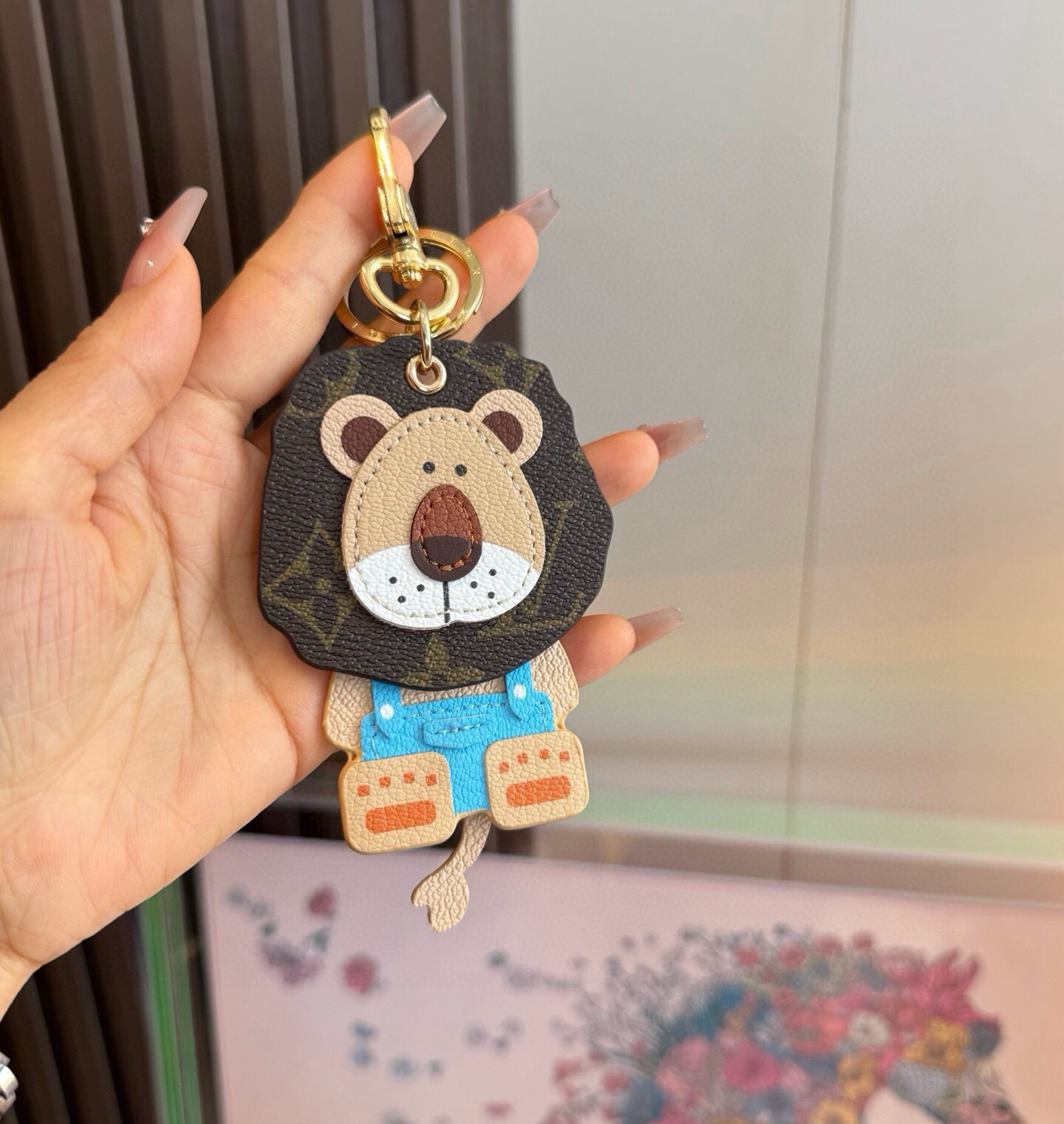 ❗新品❗Lv钥匙扣 灵动狮子🦁️挂饰 独家原单 LOUIS VUITTON 新款 老花狮子🦁钥匙扣 包包挂件  身子 尾