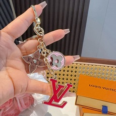 🔥Lv 钥匙扣包挂件 SPring Street Chain 包饰将 Monogram 花卉和 LV 字母等经典元素化为 🔥Lv 钥匙扣包挂件 SPring Street Chain 包饰将 Monogram 花卉和 LV 字母等经典元素化为