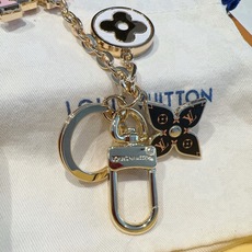 🔥Lv 钥匙扣包挂件 SPring Street Chain 包饰将 Monogram 花卉和 LV 字母等经典元素化为 🔥Lv 钥匙扣包挂件 SPring Street Chain 包饰将 Monogram 花卉和 LV 字母等经典元素化为