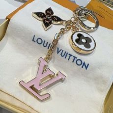 🔥Lv 钥匙扣包挂件 SPring Street Chain 包饰将 Monogram 花卉和 LV 字母等经典元素化为 🔥Lv 钥匙扣包挂件 SPring Street Chain 包饰将 Monogram 花卉和 LV 字母等经典元素化为