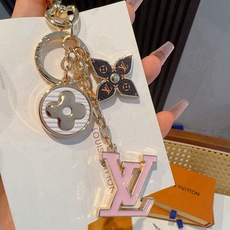 🔥Lv 钥匙扣包挂件 SPring Street Chain 包饰将 Monogram 花卉和 LV 字母等经典元素化为 🔥Lv 钥匙扣包挂件 SPring Street Chain 包饰将 Monogram 花卉和 LV 字母等经典元素化为