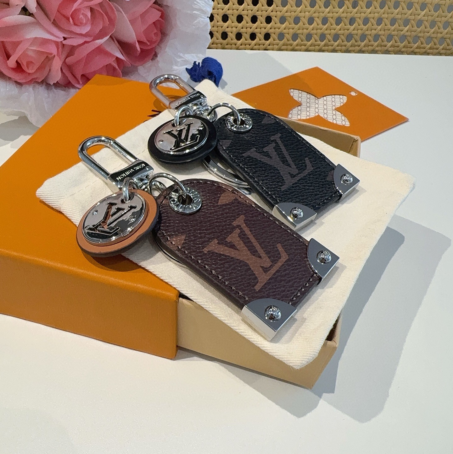 🔥 路易威登LV钥匙扣挂件M64180  Travel Tag包饰与钥匙扣彰显游牧精神，向路易威登制箱传统致敬，该配饰由