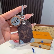 🔥 路易威登LV钥匙扣挂件M64180 Travel Tag包饰与钥匙扣彰显游牧精神,向路易威登制箱传统致敬,该配饰由 🔥 路易威登LV钥匙扣挂件M64180 Travel Tag包饰与钥匙扣彰显游牧精神,向路易威登制箱传统致敬,该配饰由