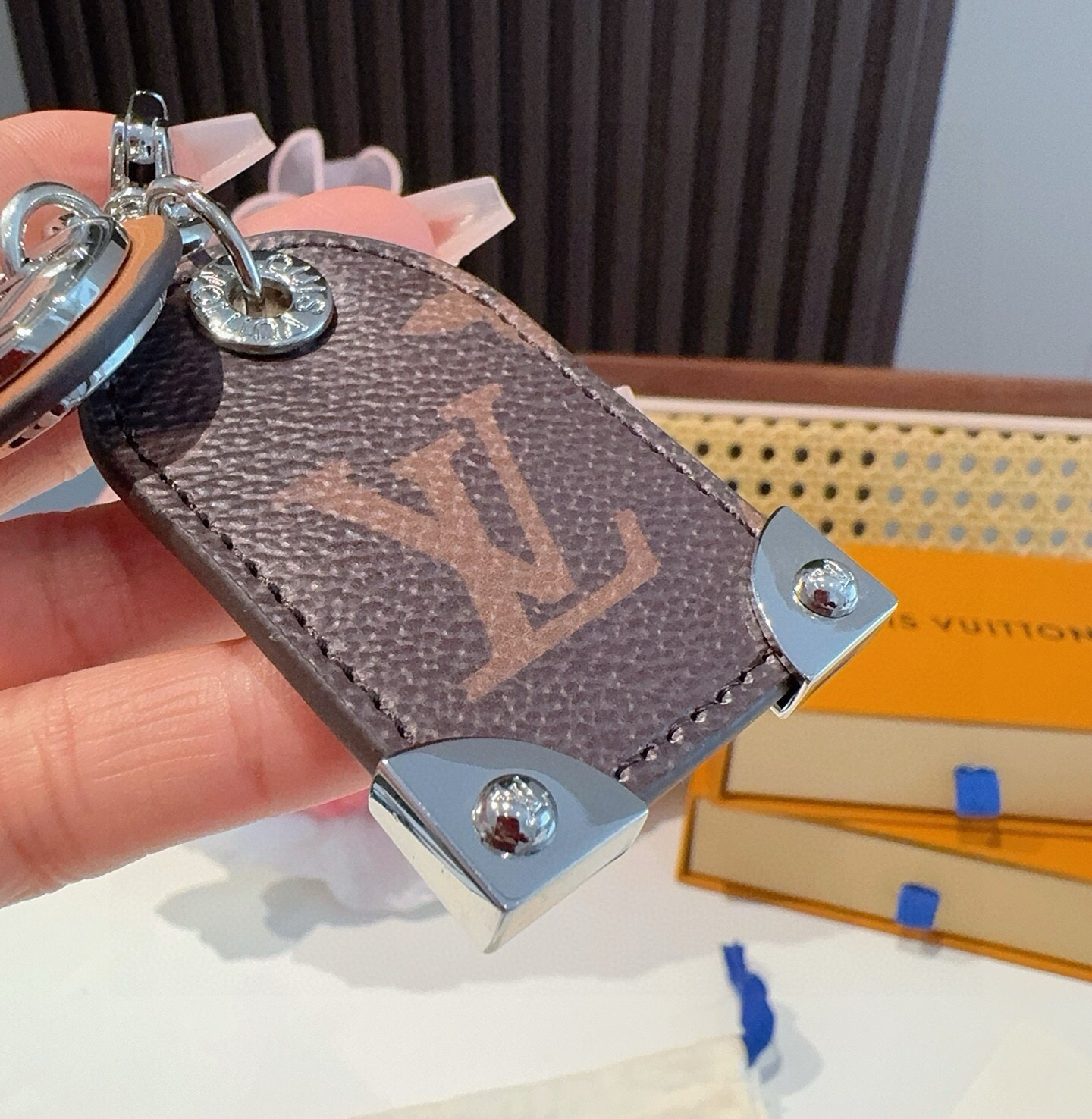 🔥 路易威登LV钥匙扣挂件M64180  Travel Tag包饰与钥匙扣彰显游牧精神，向路易威登制箱传统致敬，该配饰由