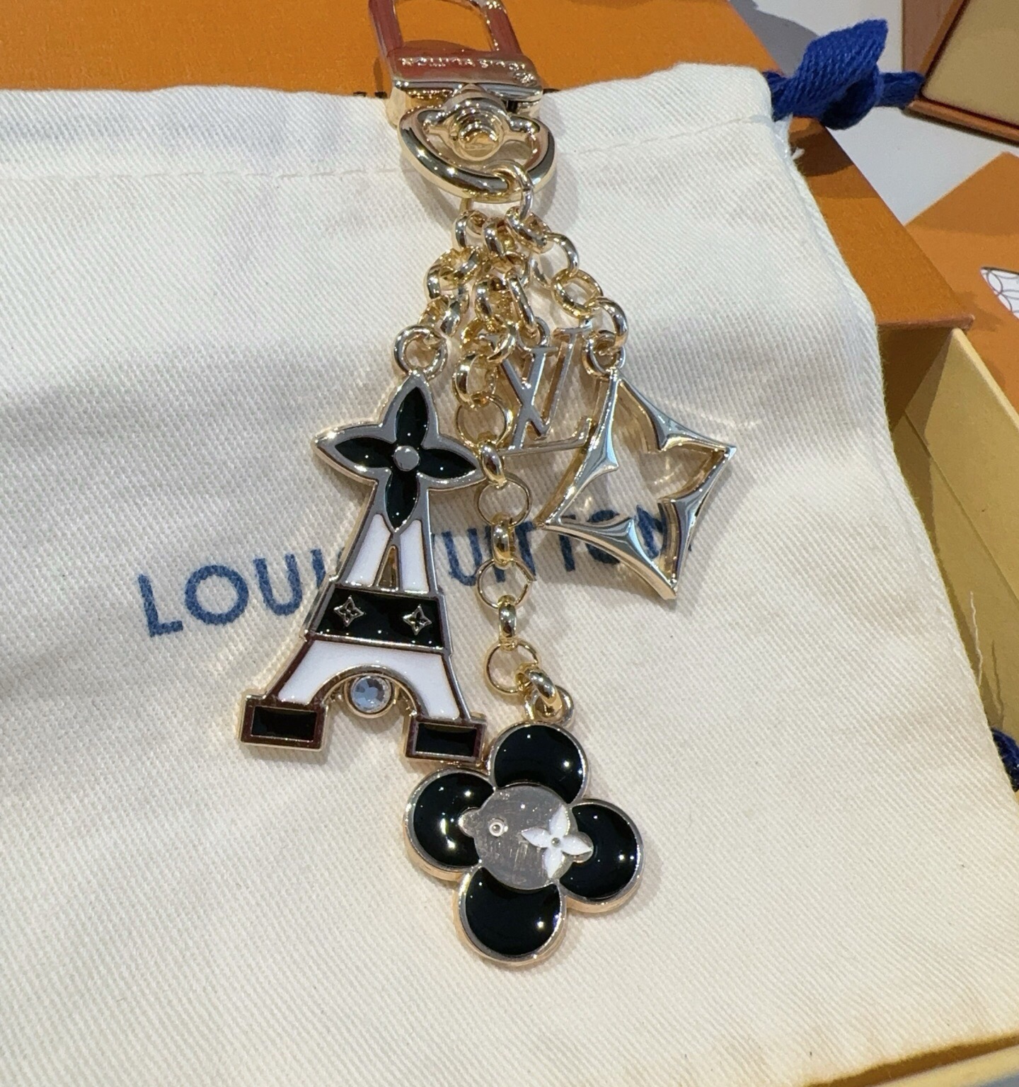 🔥 Lv包饰与钥匙扣 包包挂件 LV 巴黎铁塔精巧链条四叶草铭牌装饰，与小号尖瓣 Monogram 花卉相映成趣，可为手