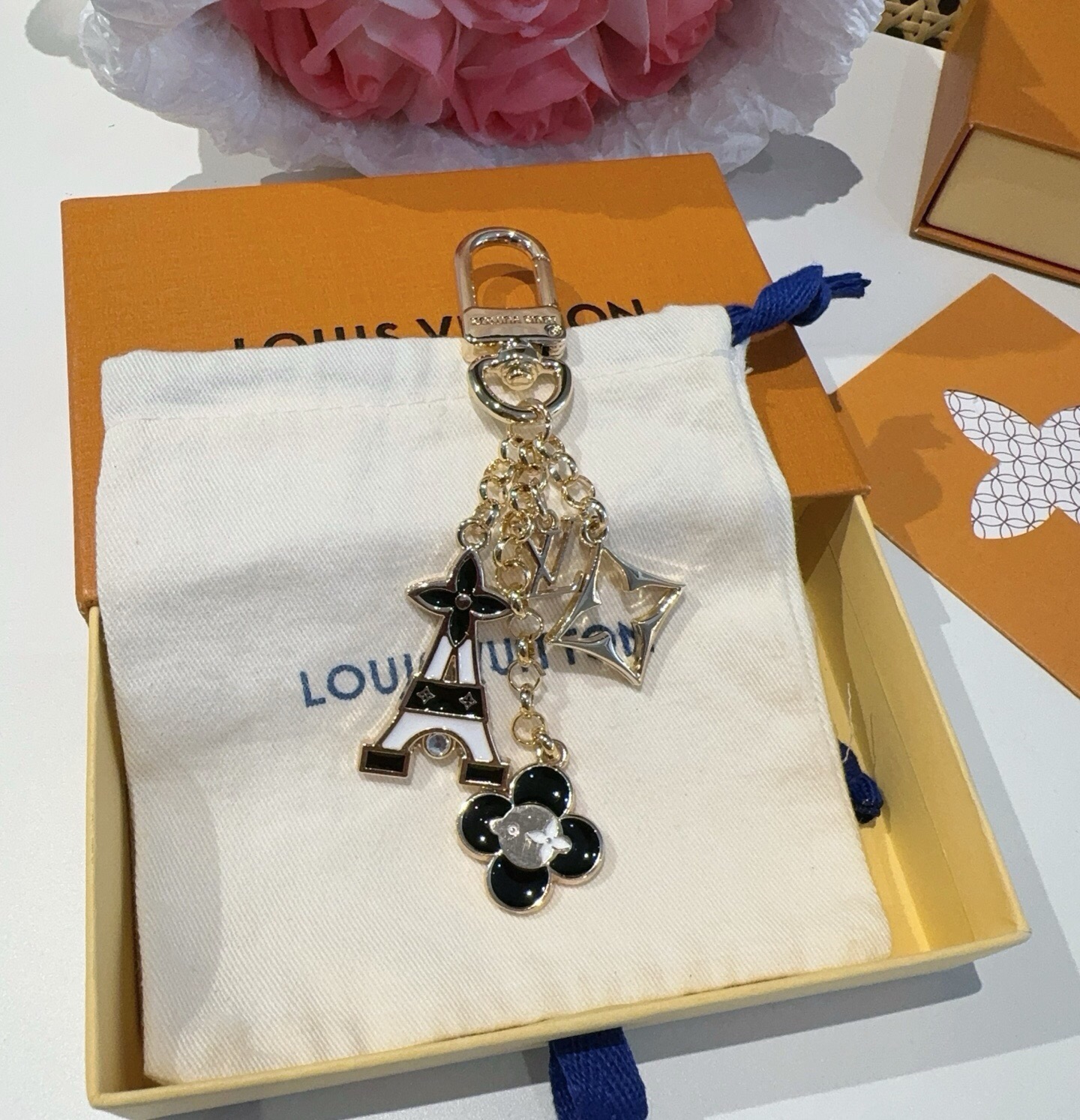 🔥 Lv包饰与钥匙扣 包包挂件 LV 巴黎铁塔精巧链条四叶草铭牌装饰，与小号尖瓣 Monogram 花卉相映成趣，可为手