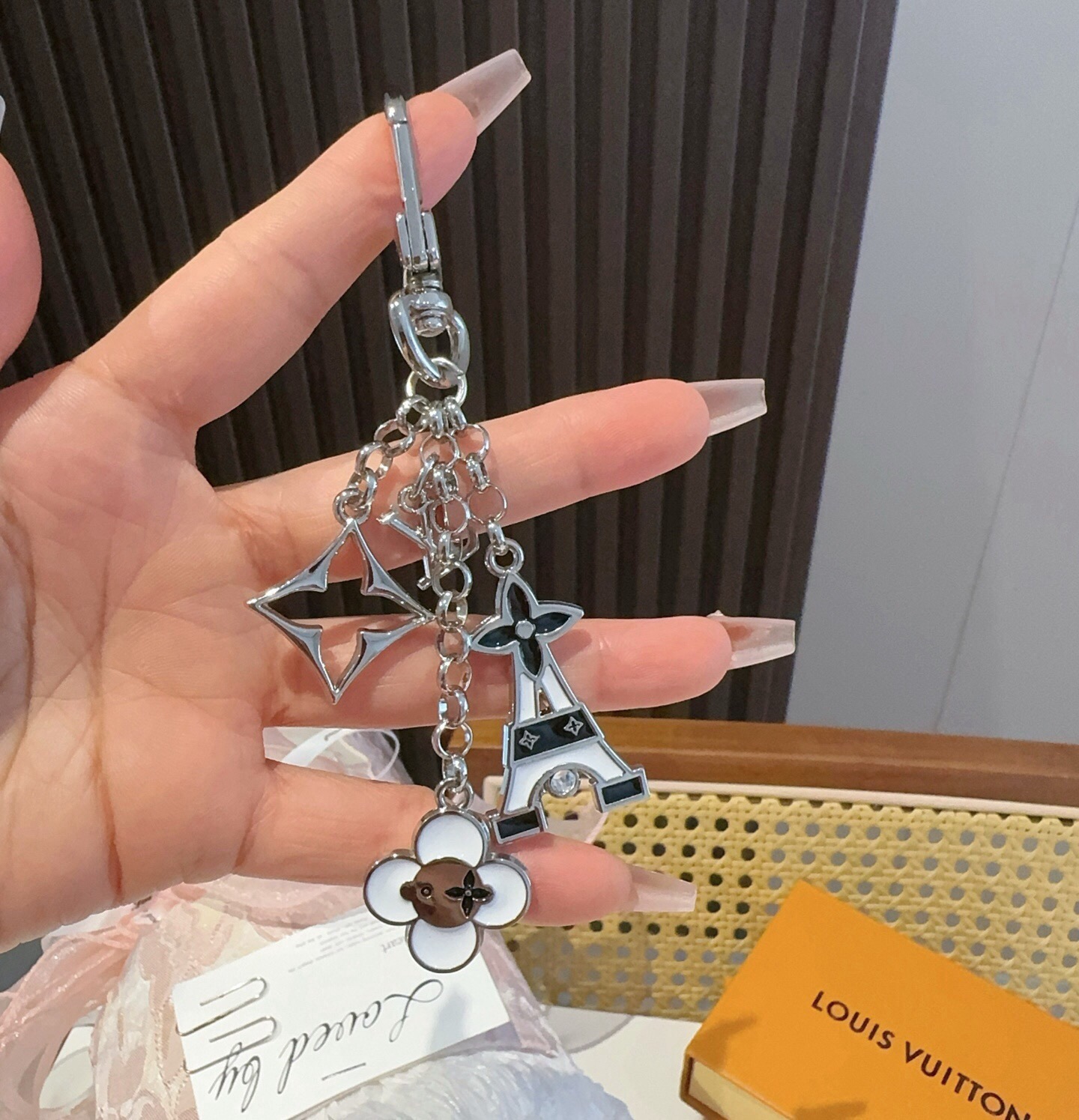 🔥 Lv包饰与钥匙扣 包包挂件 LV 巴黎铁塔精巧链条四叶草铭牌装饰，与小号尖瓣 Monogram 花卉相映成趣，可为手