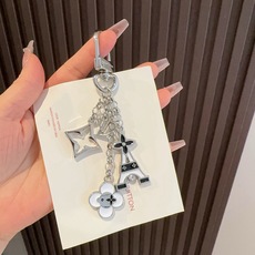 🔥 Lv包饰与钥匙扣 包包挂件 LV 巴黎铁塔精巧链条四叶草铭牌装饰,与小号尖瓣 Monogram 花卉相映成趣,可为手 🔥 Lv包饰与钥匙扣 包包挂件 LV 巴黎铁塔精巧链条四叶草铭牌装饰,与小号尖瓣 Monogram 花卉相映成趣,可为手