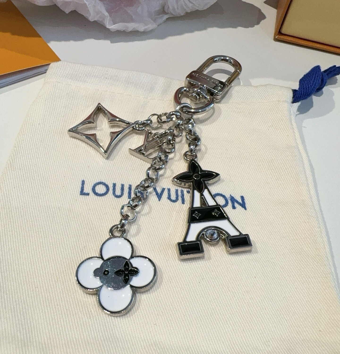 🔥 Lv包饰与钥匙扣 包包挂件 LV 巴黎铁塔精巧链条四叶草铭牌装饰，与小号尖瓣 Monogram 花卉相映成趣，可为手