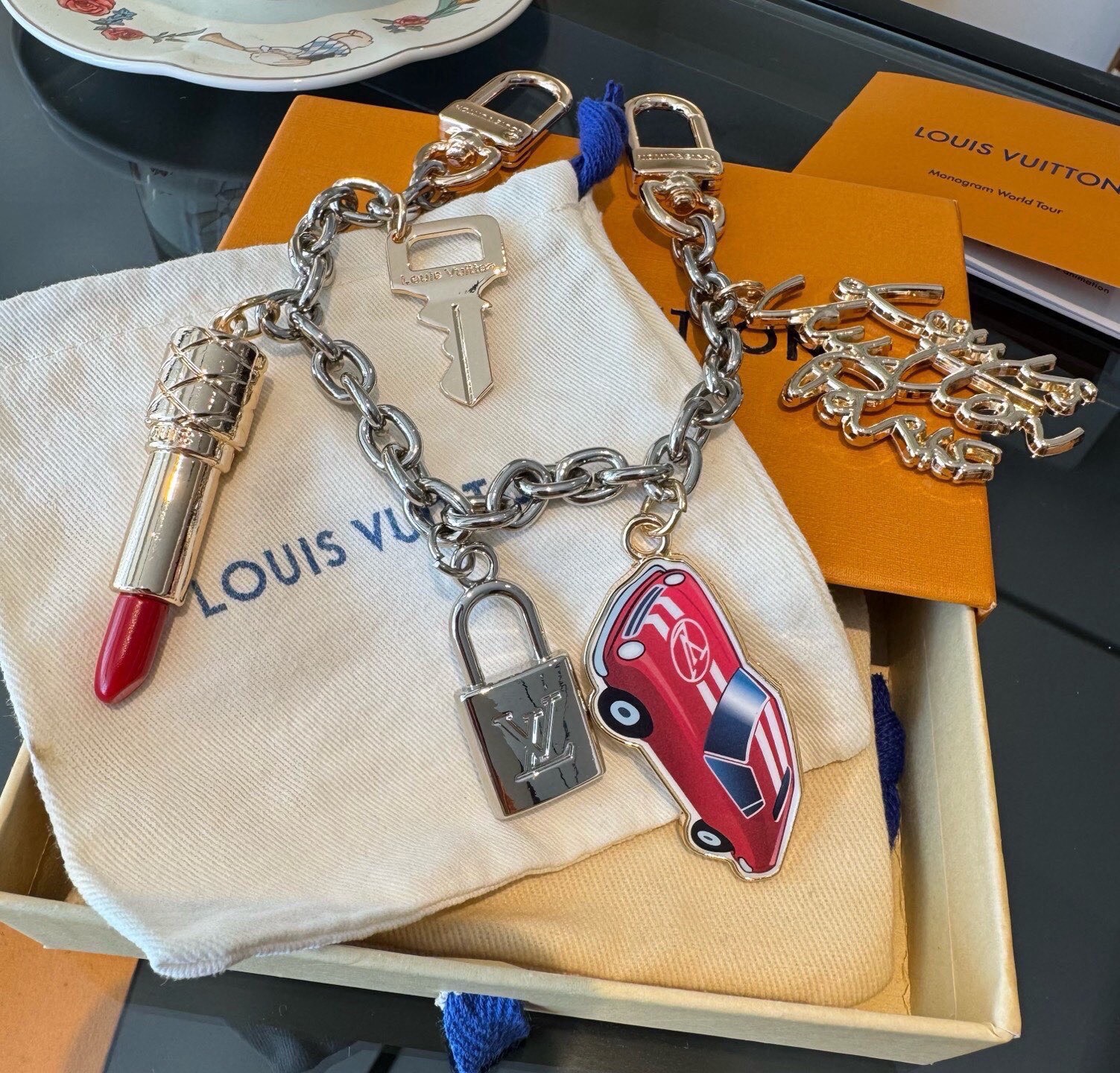 🔥新款 LOUIS VUITTON LV钥匙扣包链 挂饰 口红💄 锁头🔑汽车🚘字母包包挂 钥匙扣精致。手感真的很赞[强]