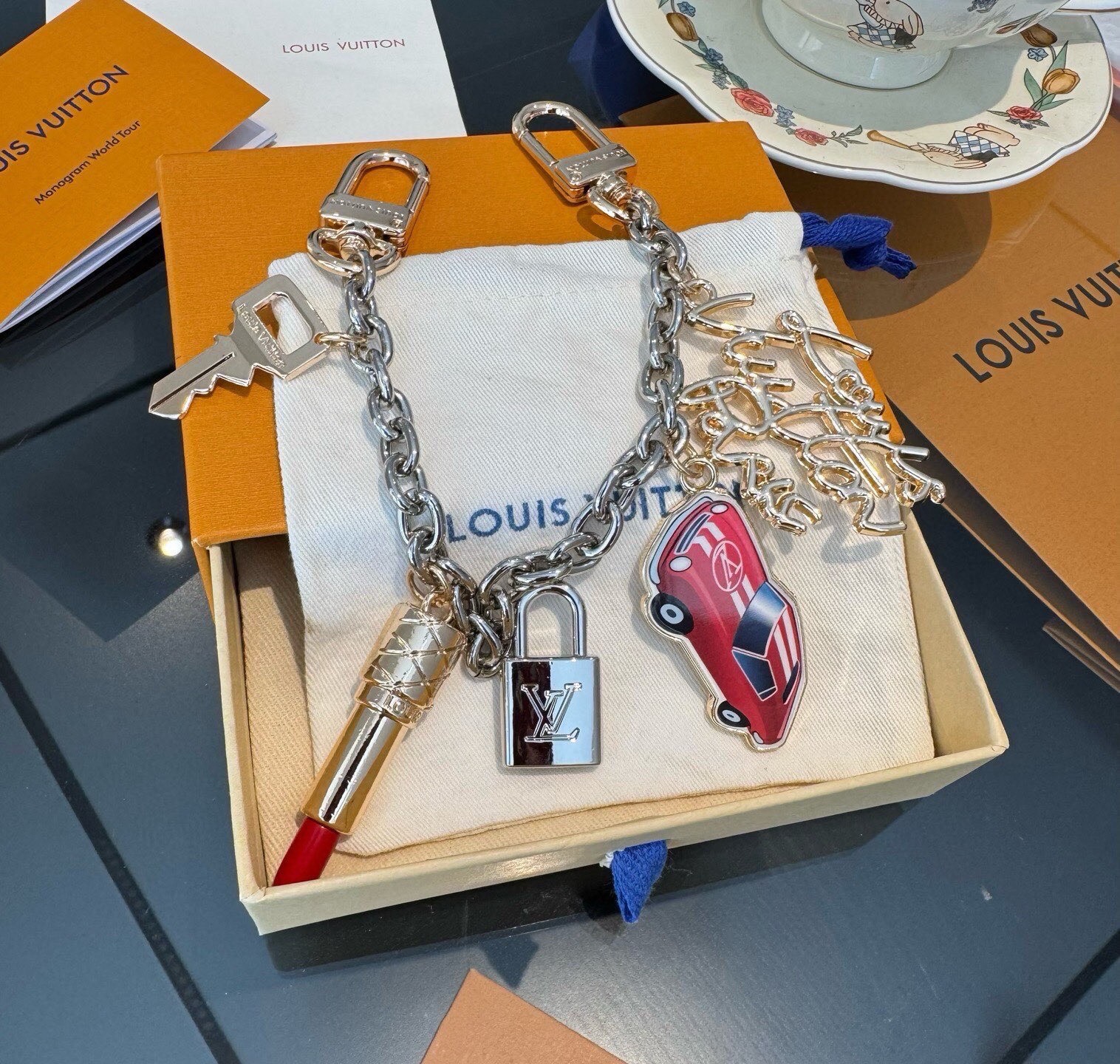 🔥新款 LOUIS VUITTON LV钥匙扣包链 挂饰 口红💄 锁头🔑汽车🚘字母包包挂 钥匙扣精致。手感真的很赞[强]