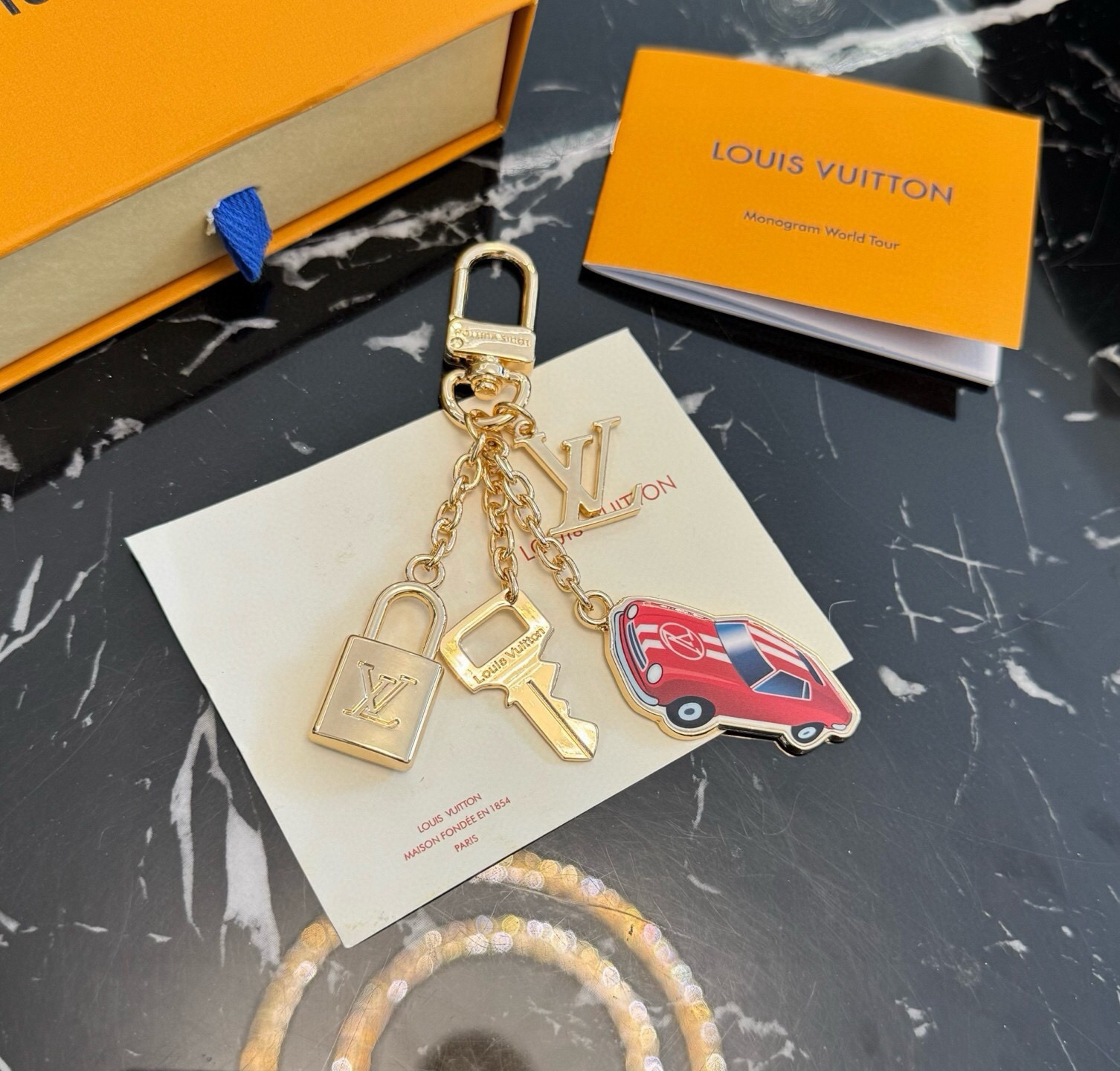 🔥新款 LOUIS VUITTON LV钥匙扣 锁头🔑汽车🚘字母包包挂 钥匙扣精致。手感真的很赞[强]