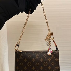 LV 钥匙扣 包包挂链 可当包包肩带 x TM SuPerflat链条包饰出自路易威登x村上隆合作系列,于链条两端搭配标 LV 钥匙扣 包包挂链 可当包包肩带 x TM SuPerflat链条包饰出自路易威登x村上隆合作系列,于链条两端搭配标