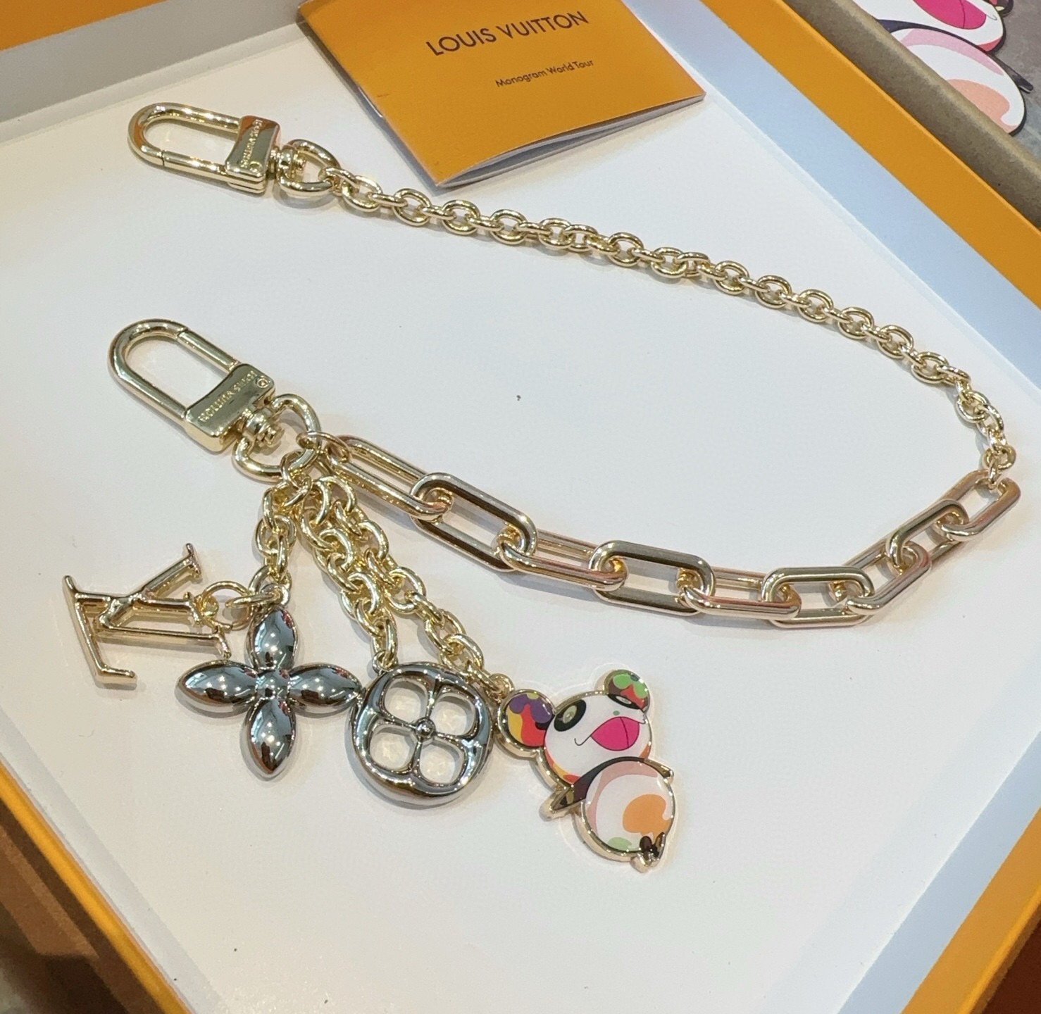 LV 钥匙扣 包包挂链 可当包包肩带 x TM SuPerflat链条包饰出自路易威登x村上隆合作系列,于链条两端搭配标 LV 钥匙扣 包包挂链 可当包包肩带 x TM SuPerflat链条包饰出自路易威登x村上隆合作系列,于链条两端搭配标