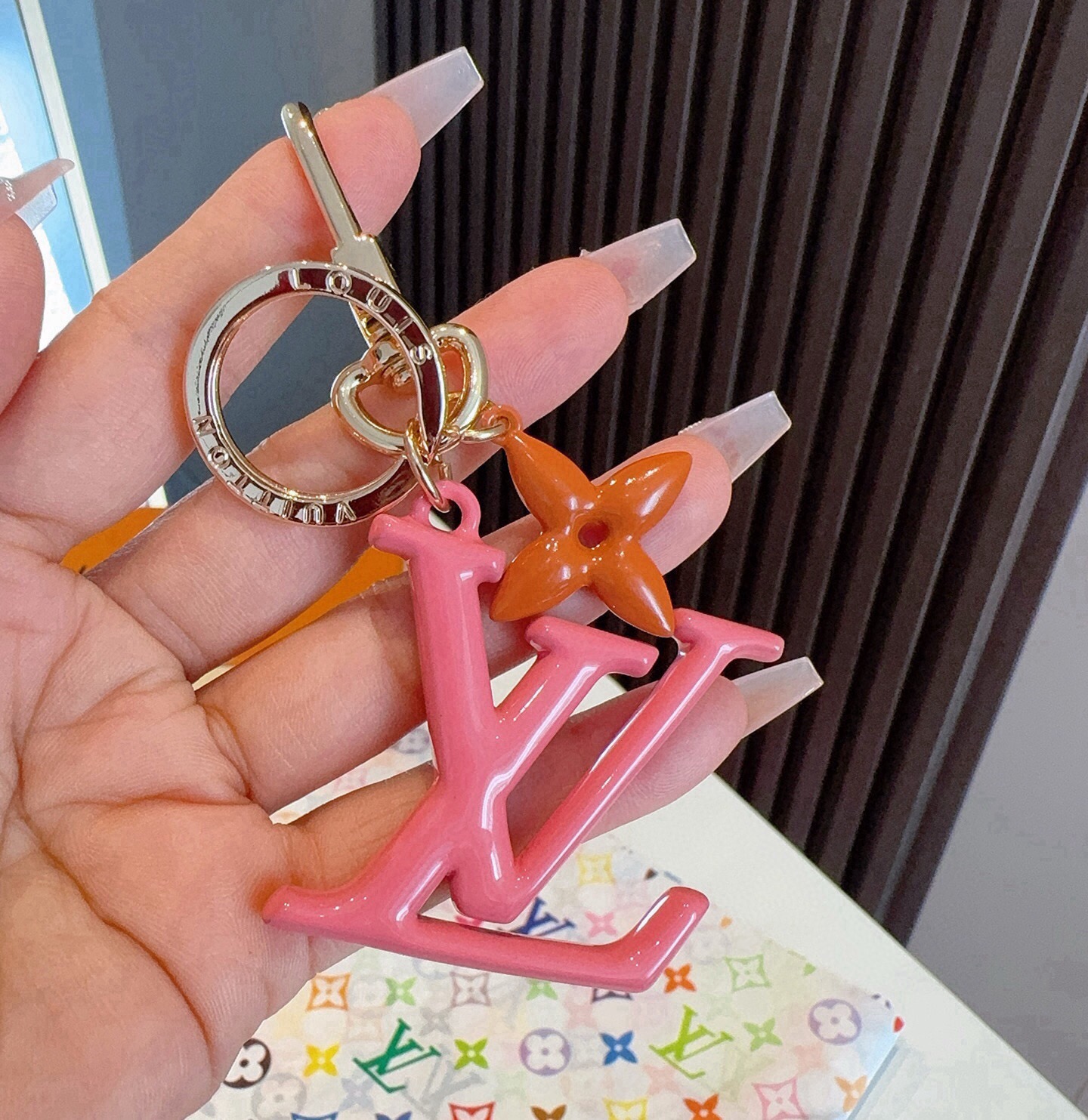 🔥LV钥匙扣珐琅工艺LV字母挂件 PoP Flower包和钥匙扣的魅力非常适合为皮革配饰增添标志性的色彩，其特点是金色金