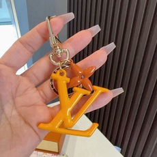 🔥LV钥匙扣珐琅工艺LV字母挂件 PoP Flower包和钥匙扣的魅力非常适合为皮革配饰增添标志性的色彩,其特点是金色金 🔥LV钥匙扣珐琅工艺LV字母挂件 PoP Flower包和钥匙扣的魅力非常适合为皮革配饰增添标志性的色彩,其特点是金色金