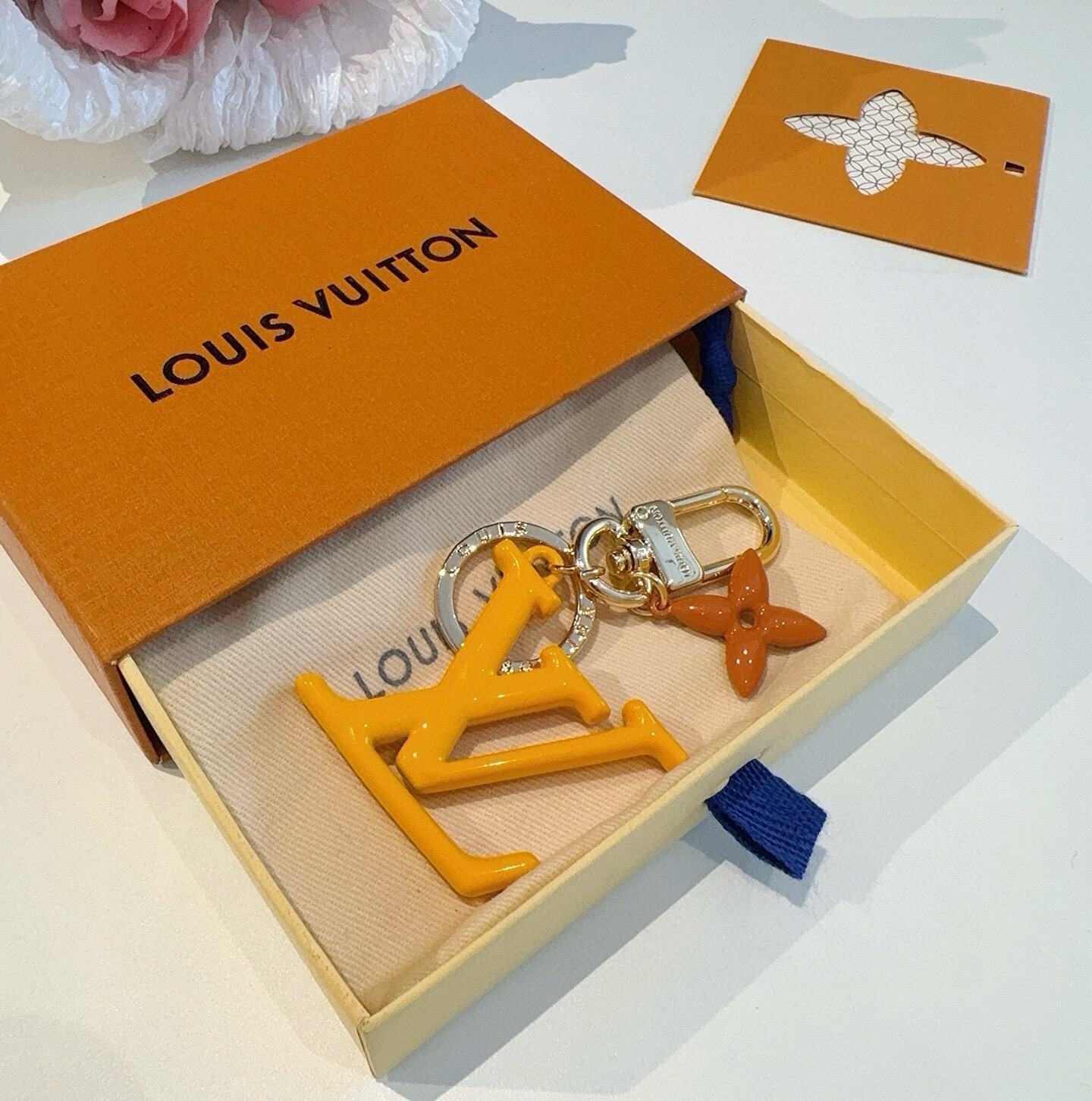 🔥LV钥匙扣珐琅工艺LV字母挂件 PoP Flower包和钥匙扣的魅力非常适合为皮革配饰增添标志性的色彩，其特点是金色金