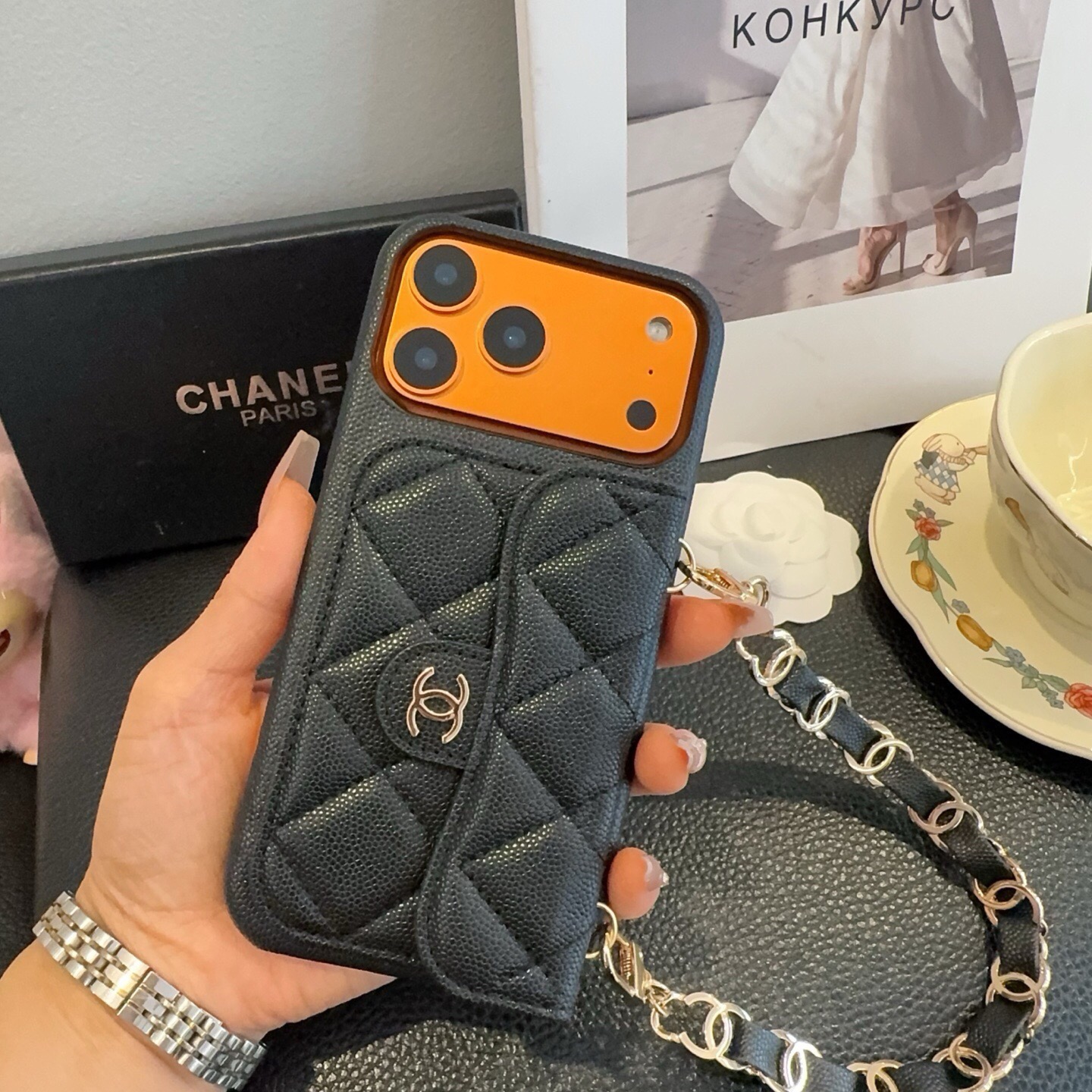 💃CHANEL💠香奈儿火爆时尚圈的手机壳 专柜同款双C链条⛓️手腕带,鱼子酱皮菱格车线翻盖插卡,时尚潮流必备💃 型号:为 💃CHANEL💠香奈儿火爆时尚圈的手机壳 专柜同款双C链条⛓️手腕带,鱼子酱皮菱格车线翻盖插卡,时尚潮流必备💃 型号:为
