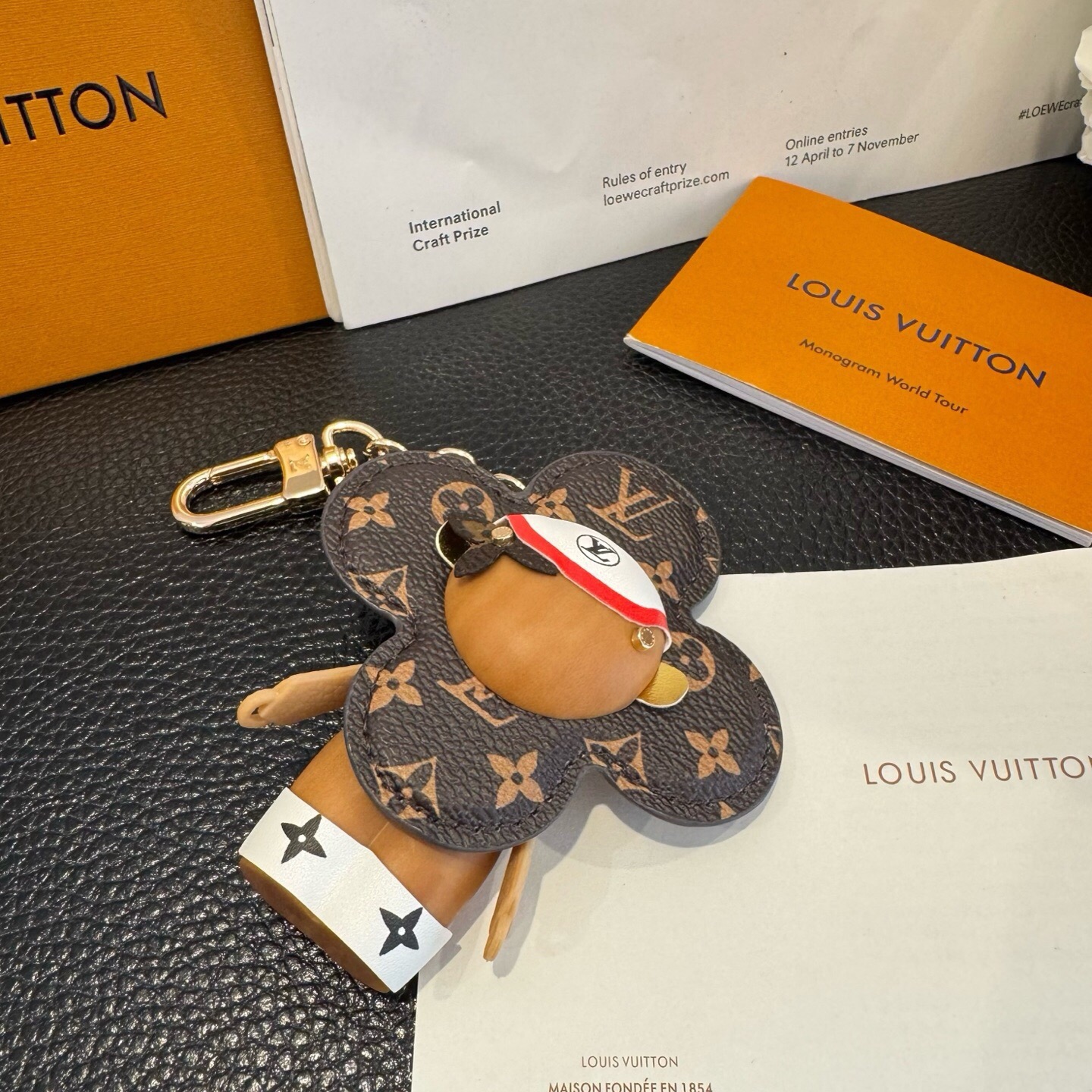 🔥LOUIS VUITTON新款挂件包饰与钥匙扣。LV薇薇安太阳花包包挂件 手机壳挂件 可满足各种时尚品味的实用配饰。凸