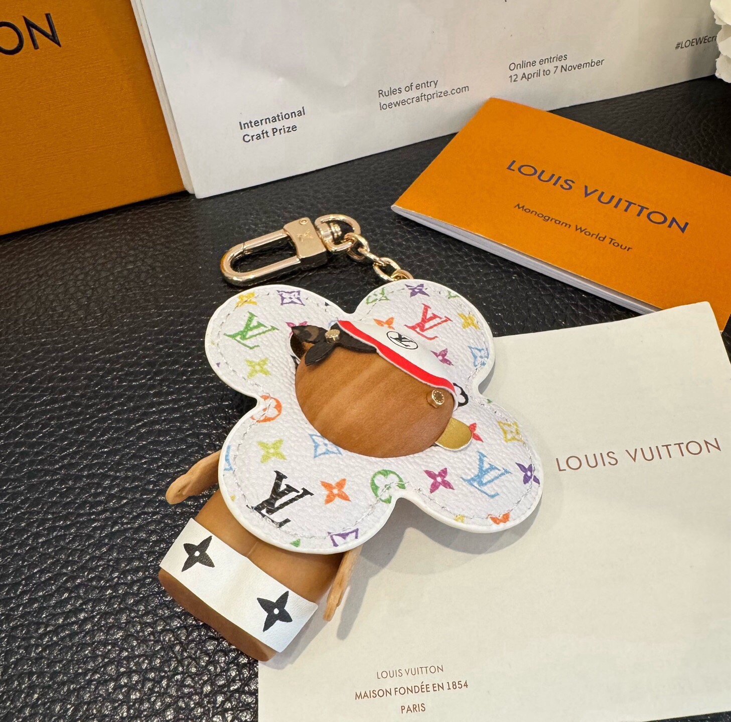 🔥LOUIS VUITTON新款挂件包饰与钥匙扣。LV薇薇安太阳花包包挂件 手机壳挂件 可满足各种时尚品味的实用配饰。凸